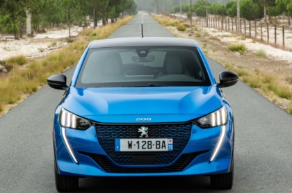 Serienmäßig mit dreiphasigem Lader: Peugeot e-208. Foto: PSA