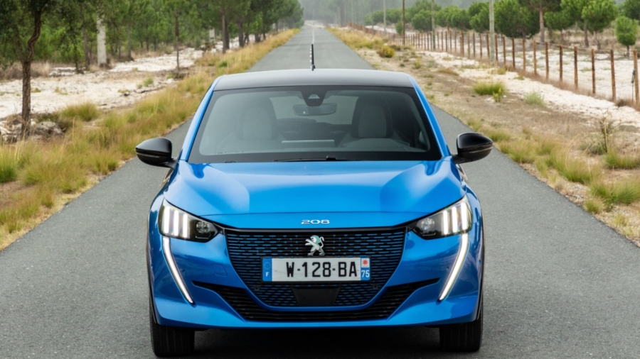 Serienmäßig mit dreiphasigem Lader: Peugeot e-208. Foto: PSA