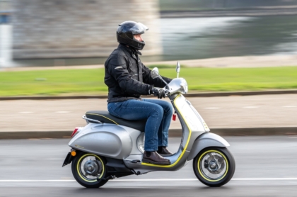 Nun auch mit 70 km/h Topspeed zu kaufen: Vespa Elettrica.