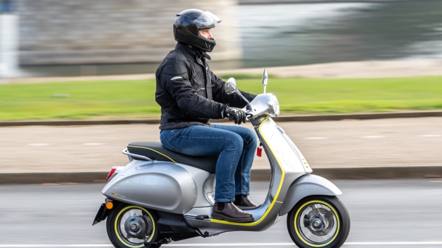 Nun auch mit 70 km/h Topspeed zu kaufen: Vespa Elettrica.