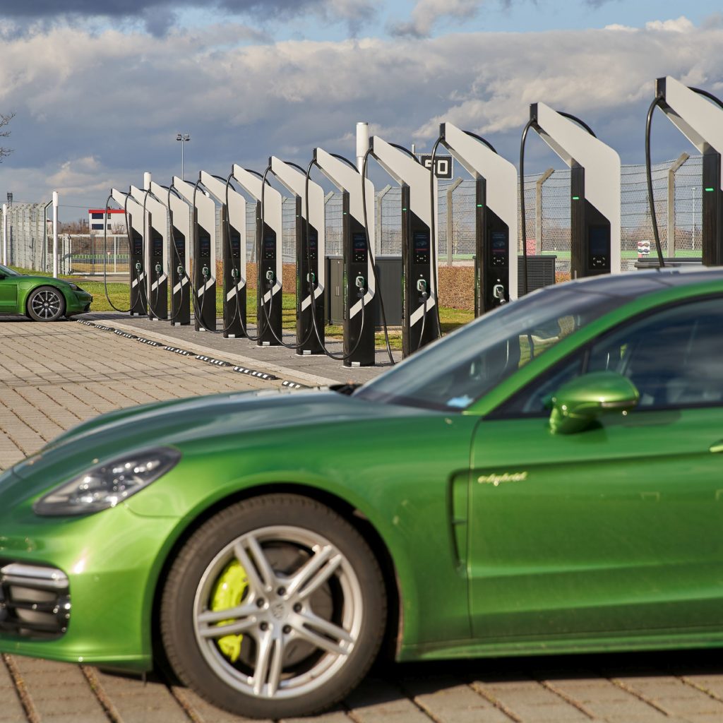 Porsche nimmt Ladepark in Betrieb Porsche nimmt Ladepark in Betrieb