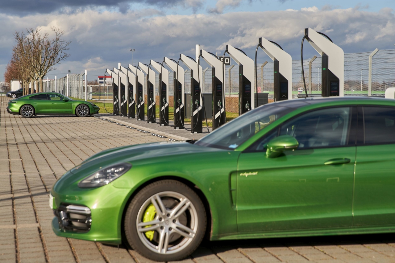 Porsche nimmt Ladepark in Betrieb Porsche nimmt Ladepark in Betrieb