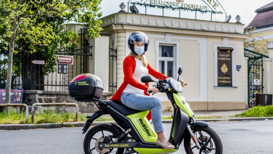 BeRider, lékařka, doktorka, #Skodaautopomaha, elektroskútr, BeRider, Škoda Auto DigiLab, covid-19, koronavirus, Fakultní nemocnice Královské Vinohrady, Praha, 28. dubna, 2020.