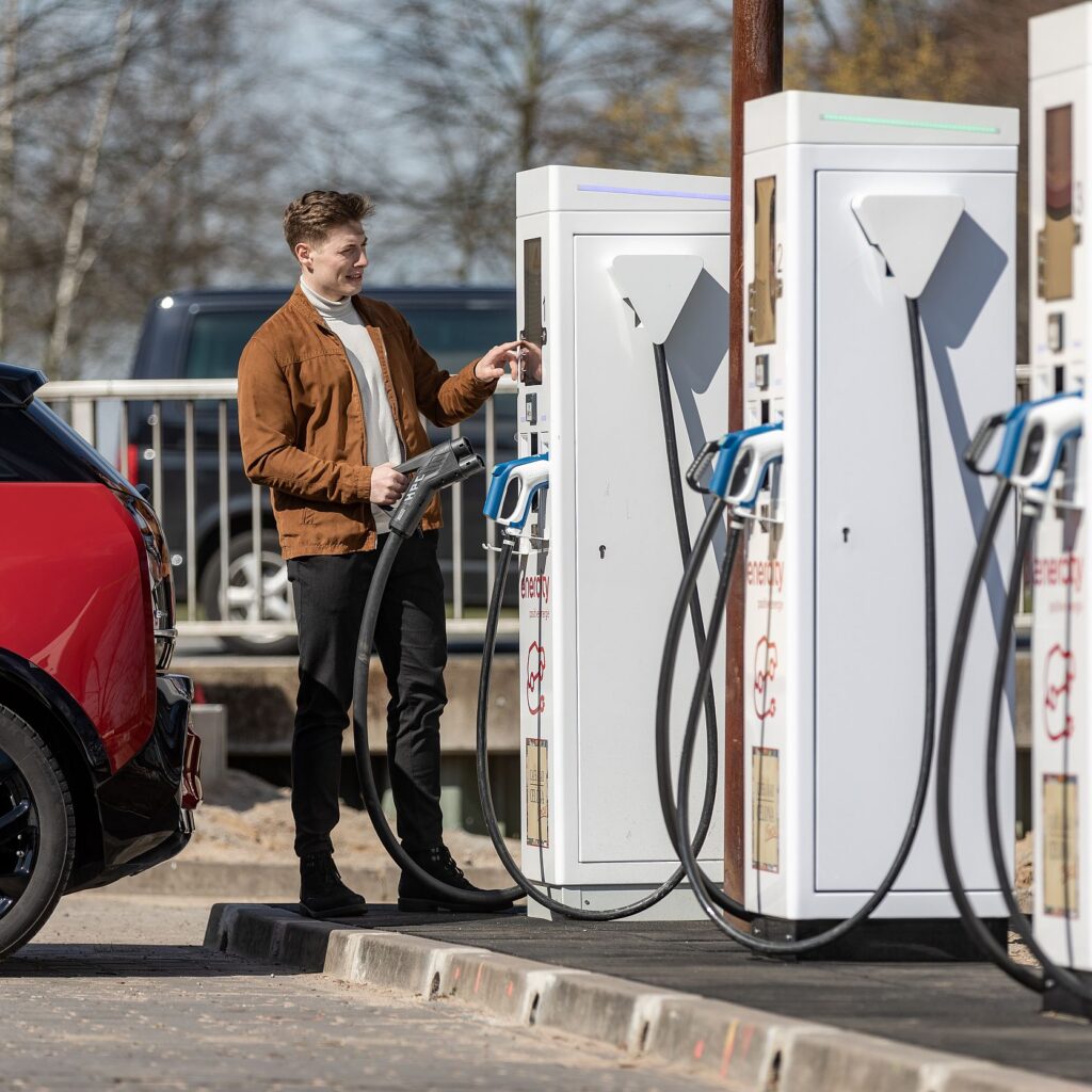 Superschnelles Laden mit bis zu 350 kW Superschnelles Laden mit bis zu 350 kW