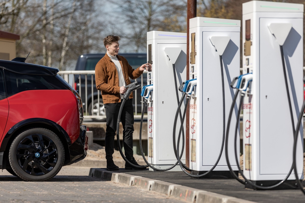 Superschnelles Laden mit bis zu 350 kW Superschnelles Laden mit bis zu 350 kW