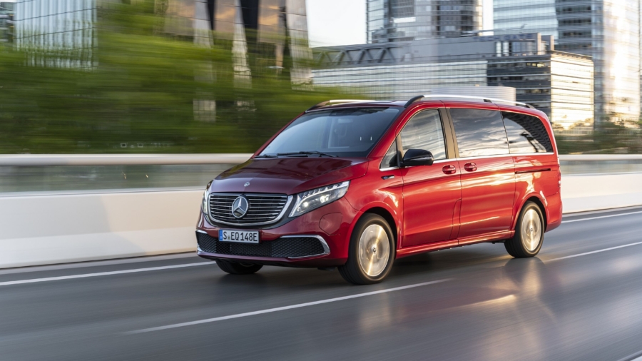 Mercedes-Benz EQV – Exterieur, AVANTGARDE Line, EQV Design-Paket Exterieur, Hyazinthrot metallic, AIRMATIC;Stromverbrauch kombiniert: 26,4-26,3 kWh/100 km; CO2-Emissionen kombiniert: 0 g/km*

Mercedes-Benz EQV – Exterior, AVANTGARDE Line, EQV Design-Package Exterior, Hyazinthred metallic, AIRMATIC;Combined power consumption: 26.4-26.3 kWh/100 km; combined CO2 emissions: 0 g/km*