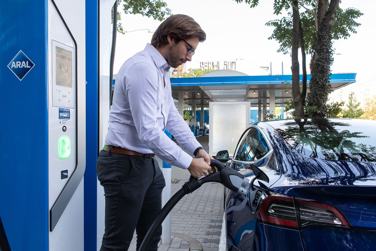 Aral präsentiert die Tankstelle der Zukunft Aral präsentiert die Tankstelle der Zukunft