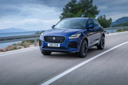 Äußerlich erkennbar ist der geliftete Jaguar E-Pace an einem geänderten Stoßfänger mit neuem Lufteinlass, LED-Scheinwerfern und einem modifizierten Kühlergrill