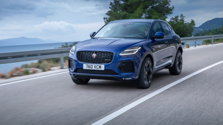 Äußerlich erkennbar ist der geliftete Jaguar E-Pace an einem geänderten Stoßfänger mit neuem Lufteinlass, LED-Scheinwerfern und einem modifizierten Kühlergrill