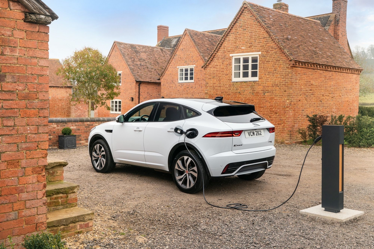Jaguar elektrifiziert den E-Pace Jaguar elektrifiziert den E-Pace