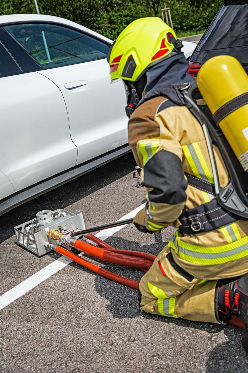 Neues Löschsystem für Brände von Elektroautos Neues Löschsystem für Brände von Elektroautos