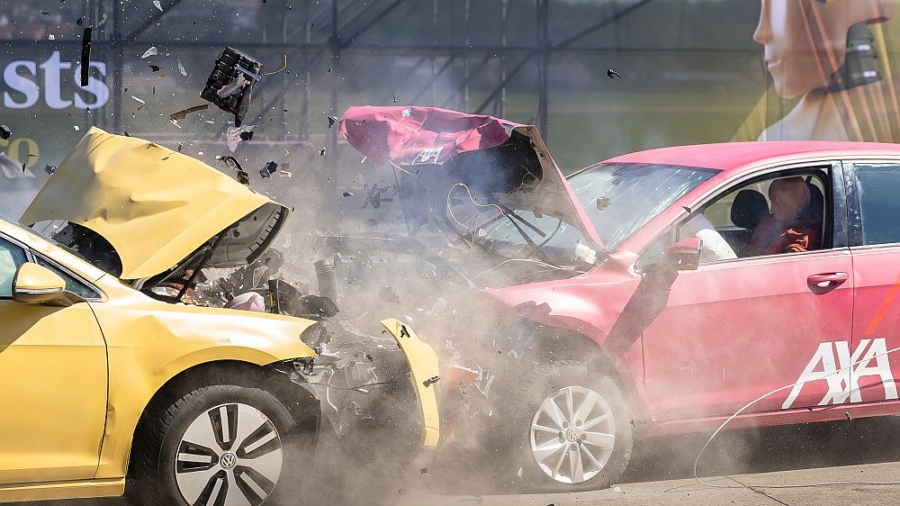 So heftig muss es nicht zugehen, wenn Autos auf einem Parkplatz kollidieren. Aber dort gilt nicht zwangsläufig rechts vor links. Foto: Axa