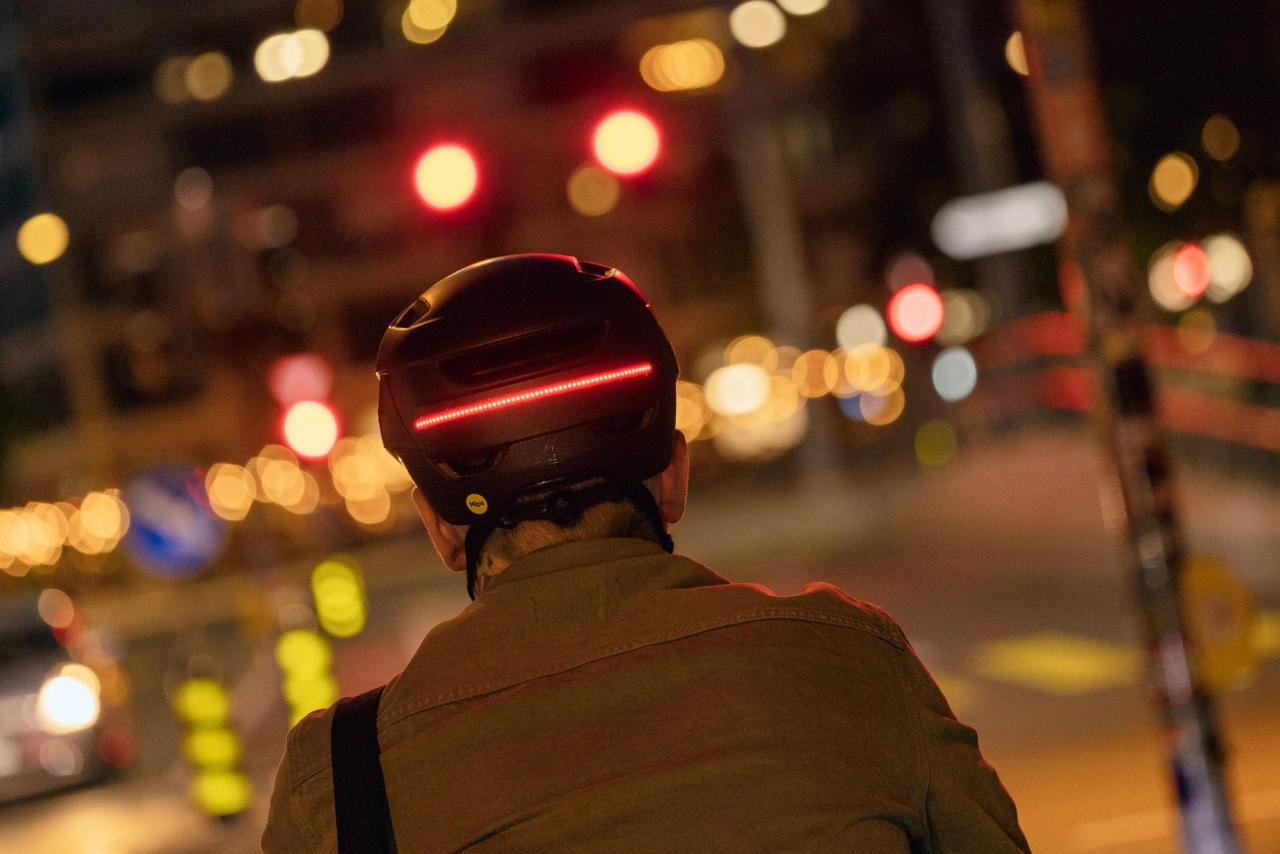 Der Fahrradhelm mit Bremslicht Der Fahrradhelm mit Bremslicht