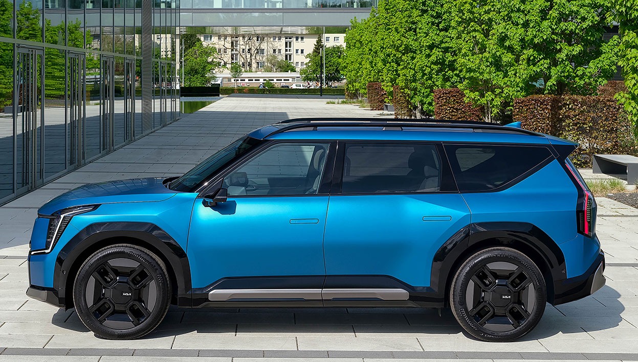 Während der Kia EV9 von außen auf SUV macht, will er innen ein waschechter Van sein