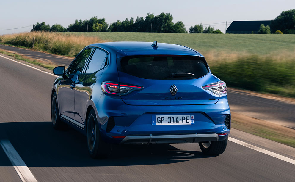 Auch das neue Heck mit weit außen platzierten Luftauslässen steht dem Clio gut und lässt ihn strammer auf der Straße stehenFoto: Renault