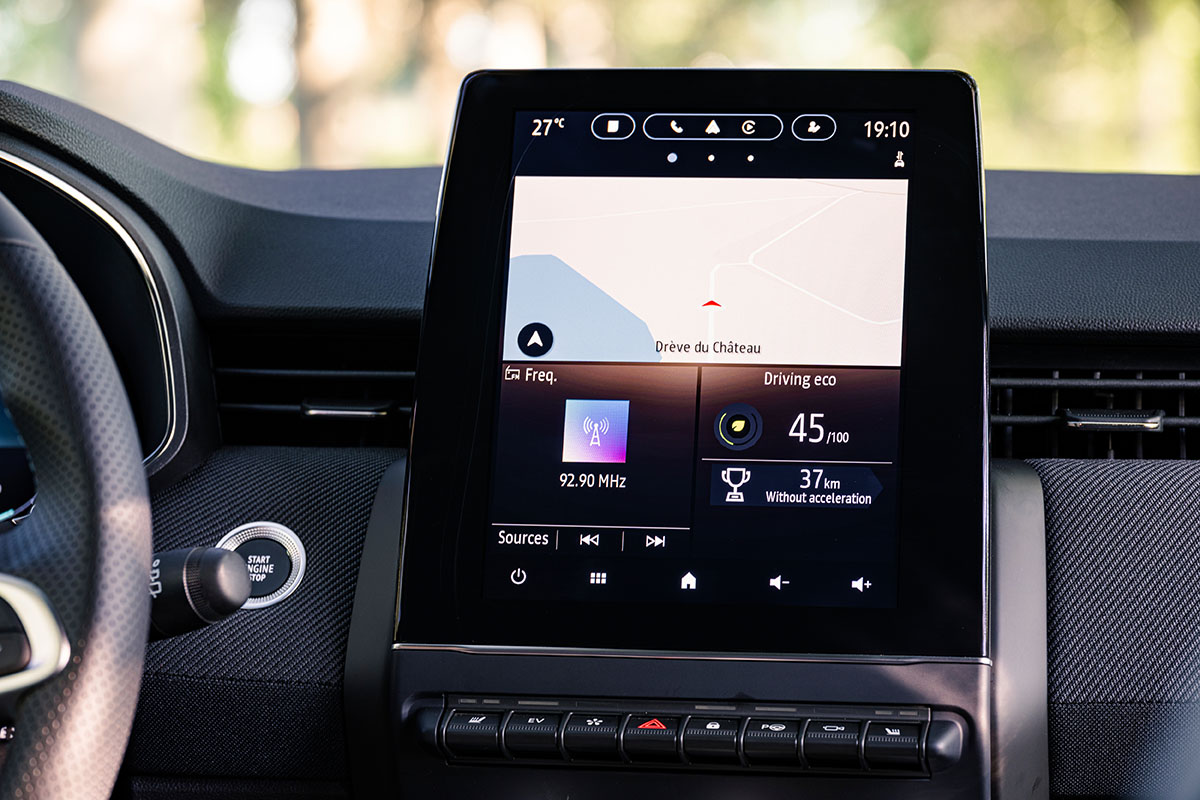In der Mitte des Armaturenbretts sitzt weiterhin der hochformatige Multimedia-Touchscreen samt dem Online-Multimediasystem Easy Link Foto: Renault