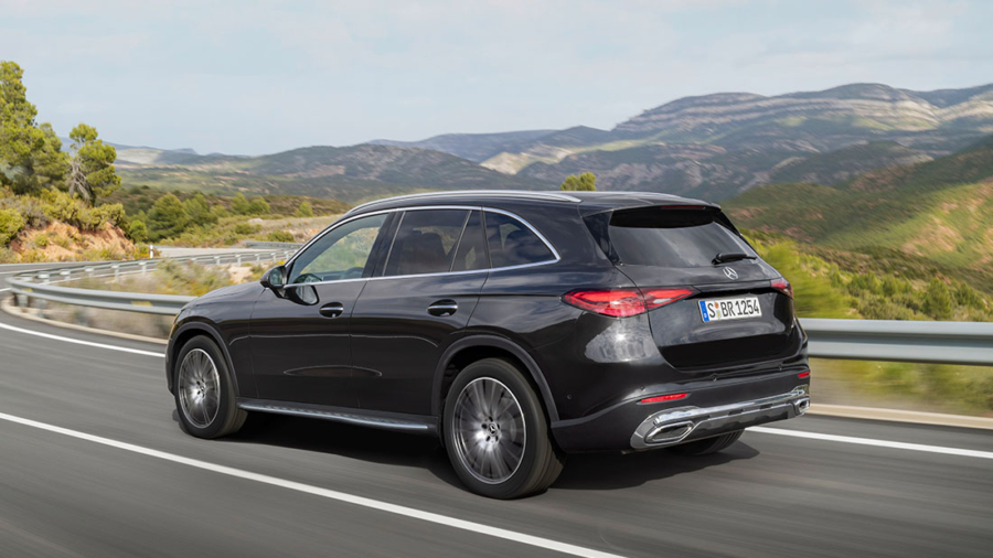 Ein Diesel rauscht vorbei. Foto: Mercedes-Benz