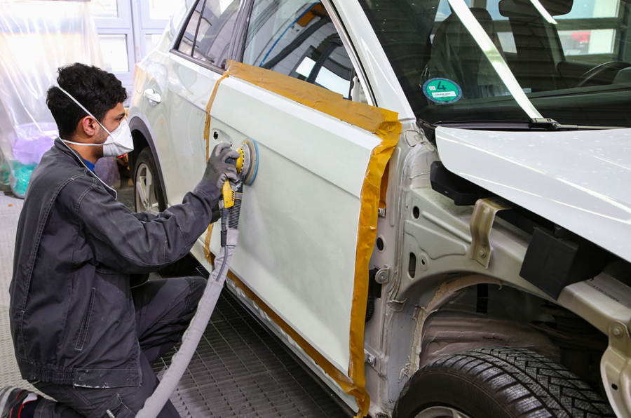 Reparatur in der Werkstatt: Hohe Ersatzteilpreise machen Unfallreparaturen teuer.