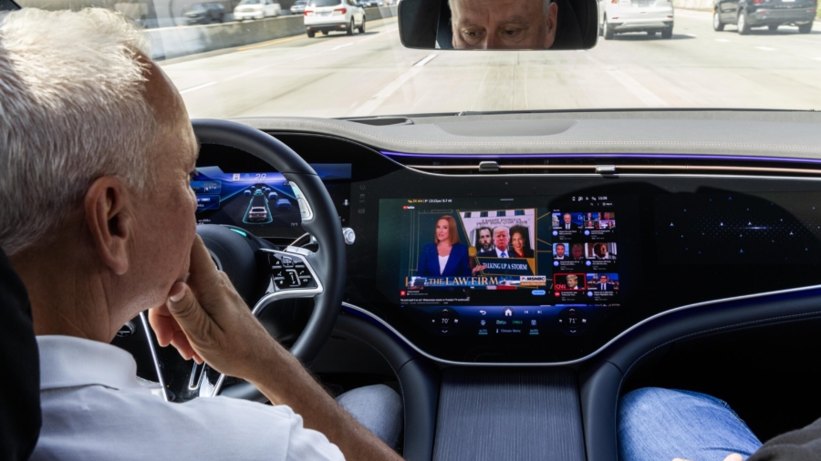 Fernsehen auf dem Freeway ist nicht nur möglich, sondern ganz legal. Fotos: Mercedes-Benz