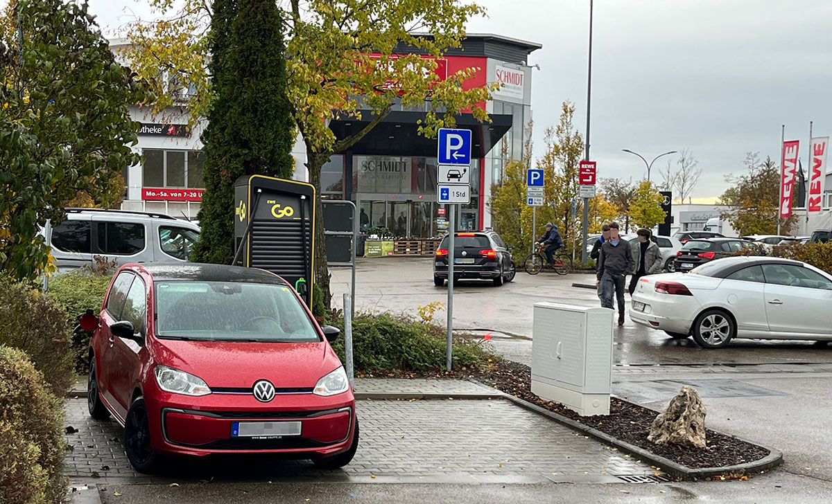 Laden in Dinkelsbühl vor einem Schnellrestaurant. Wieder mal ungeschützt vor dem Regen. Alle Fotos: itt