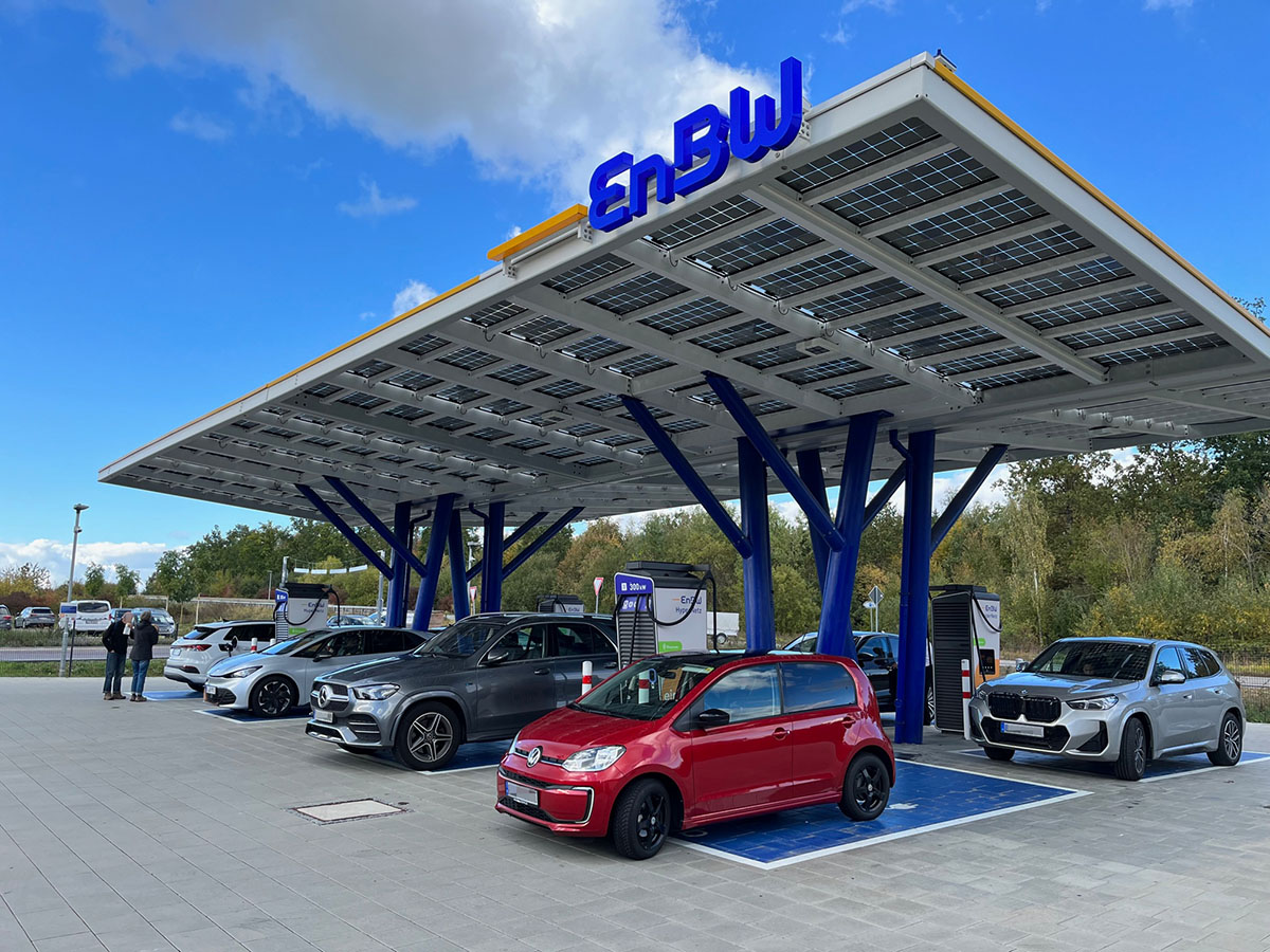 Neue Energie tanken bei EnBW in Rutesheim. Aber zunächst langes Warten. Die erste Ladesäule zickte zudem und wollte dem E-Up keinen Strom liefern. Ein Mercedes blockierte außerdem eine Säule, war längst vollgetankt. Foto: itt