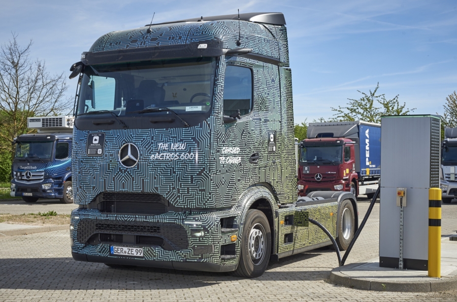 Dieser Prototyp von Mercedes-Benz Trucks soll das MCS-Laden beherrschen