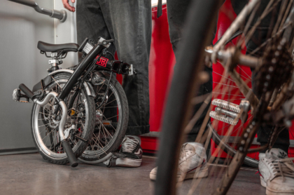 Klappbare Fahrräder lassen sich meist problemlos in einer Ecke, in einem Zwischenraum oder in den Gepäckbereichen abstellen