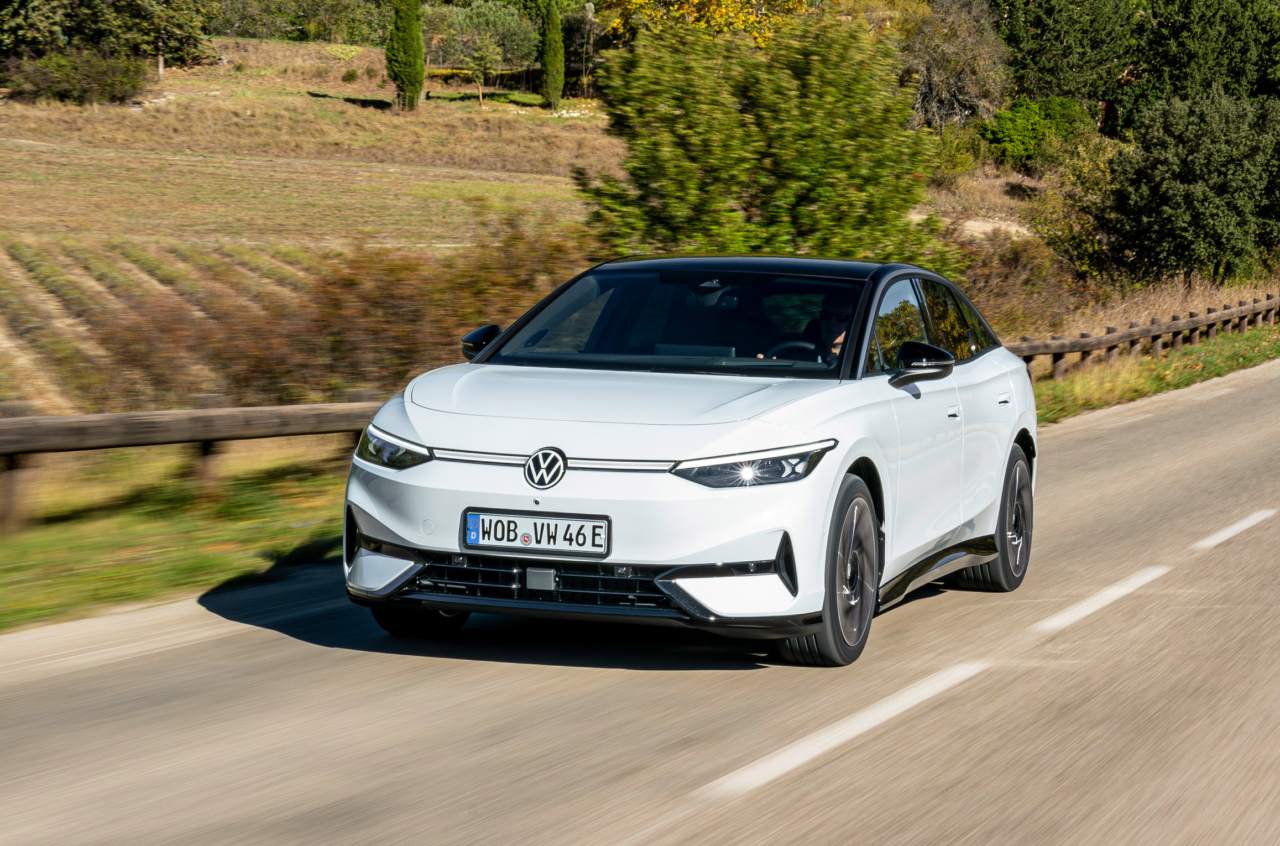 VW zeigt Werbung auf dem Autodisplay