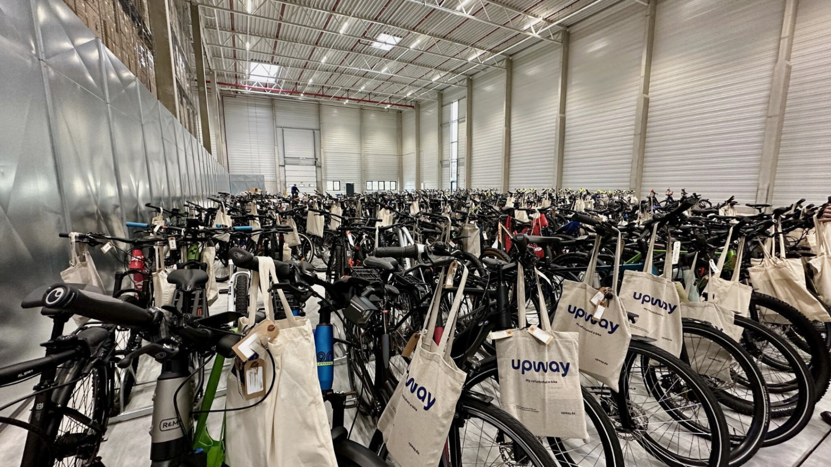 2024 waren die Lager im Fahrradhandel gut gefüllt. Hier eine Halle von Upway, einem Händler gebrauchter Pedelecs in Berlin. Foto: Upway