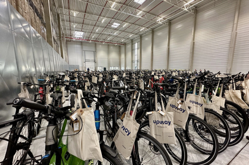 2024 waren die Lager im Fahrradhandel gut gefüllt. Hier eine Halle von Upway, einem Händler gebrauchter Pedelecs in Berlin. Foto: Upway