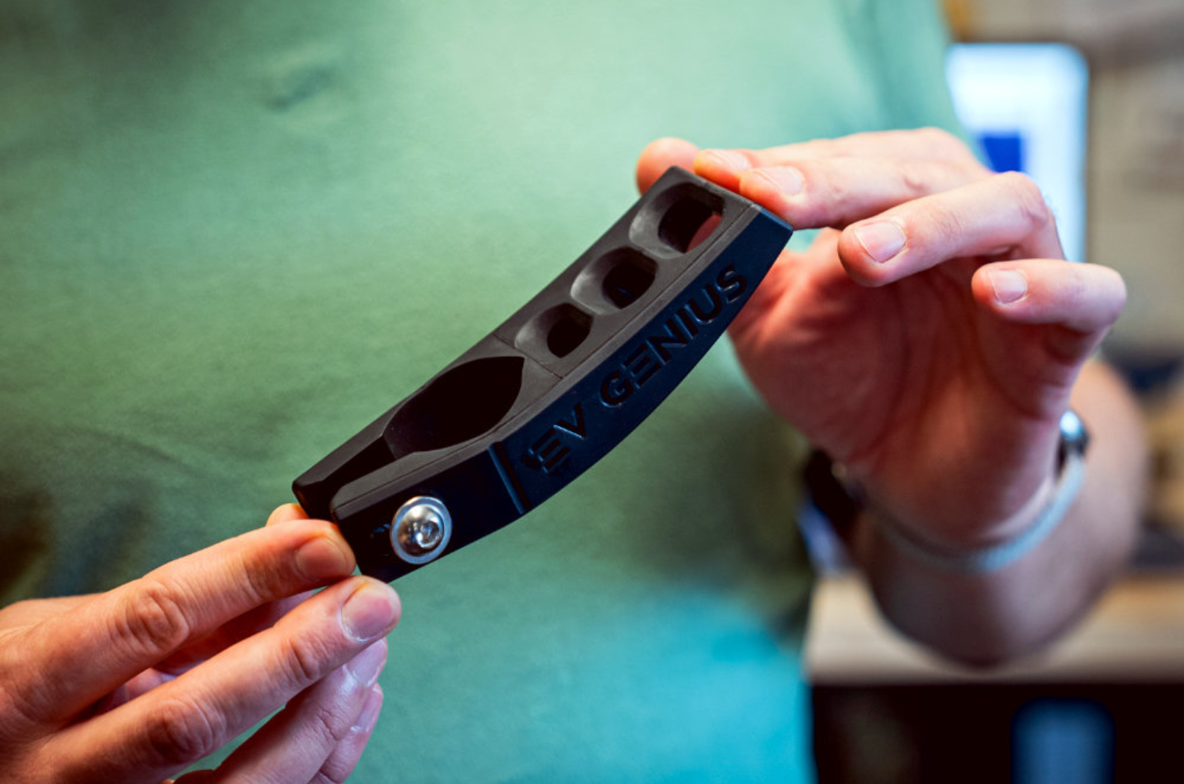 Ein Haken aus weichem Kunststoff macht es möglich, ein Ladekabel sauber zu halten. Foto: EV Genius