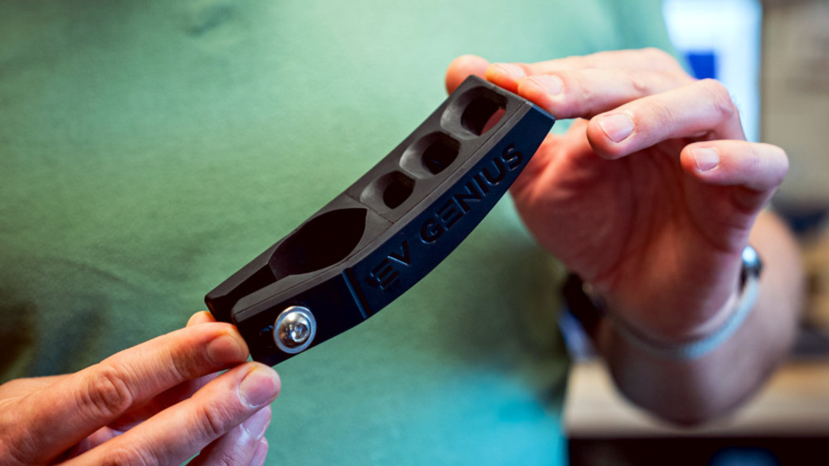 Ein Haken aus weichem Kunststoff macht es möglich, ein Ladekabel sauber zu halten. Foto: EV Genius