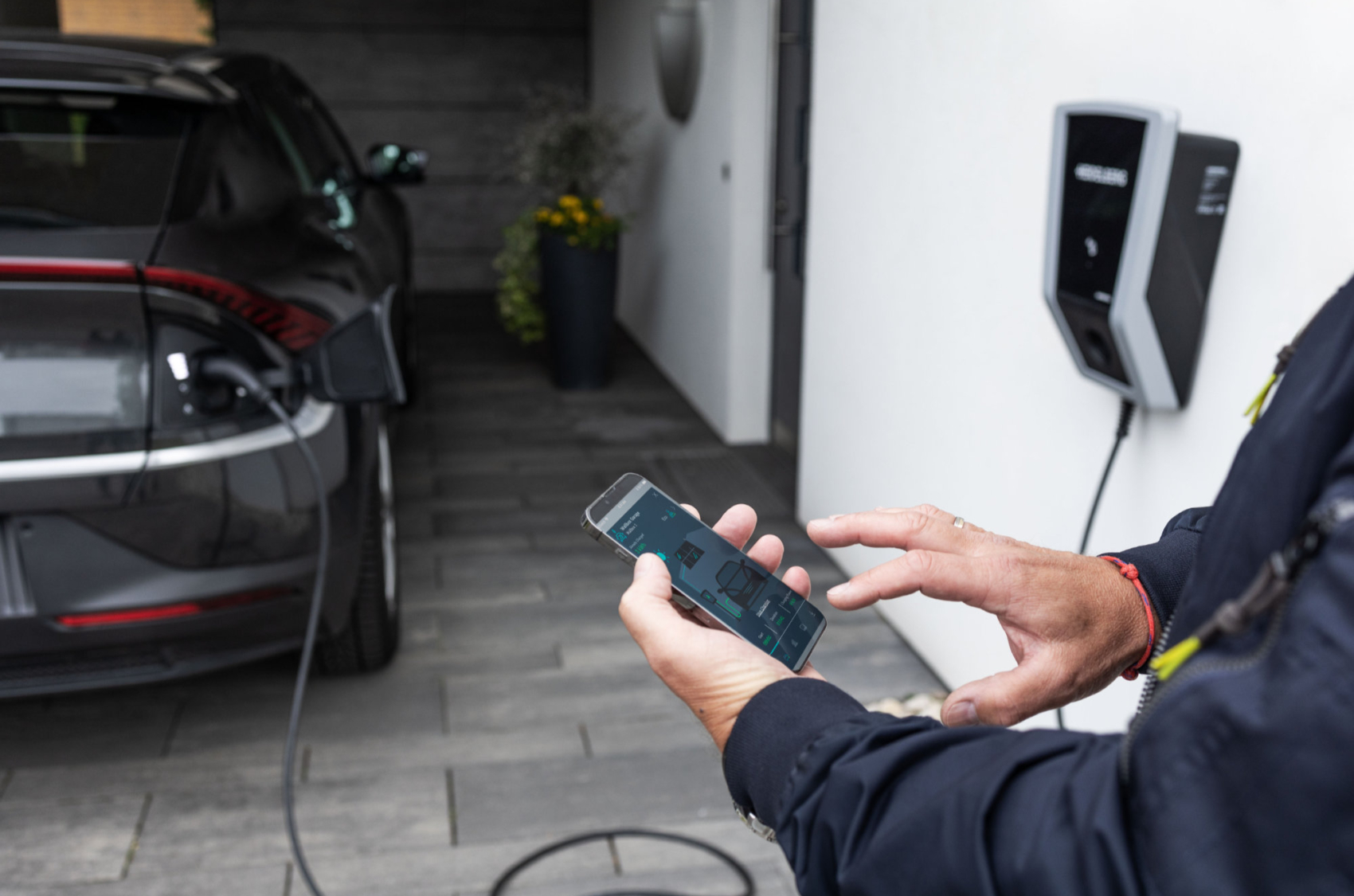 Die meisten E-Autofahrer tanken vornehmlich an der eigenen Wallbox Foto: Heidelberg
