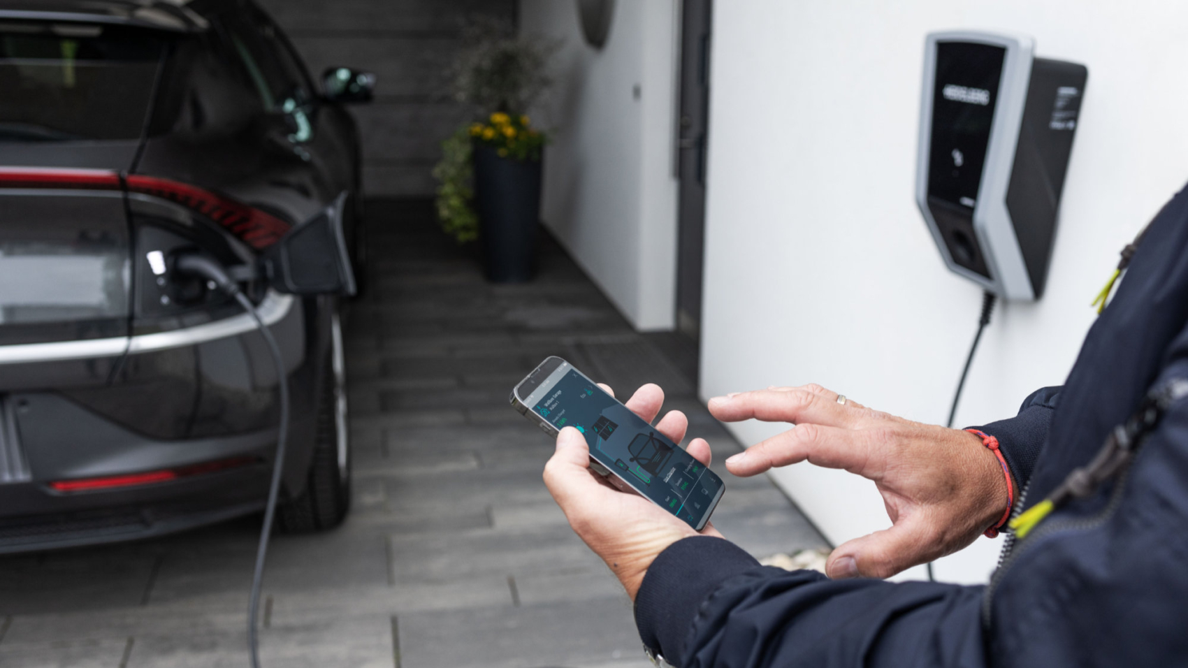 Die meisten E-Autofahrer tanken vornehmlich an der eigenen Wallbox Foto: Heidelberg