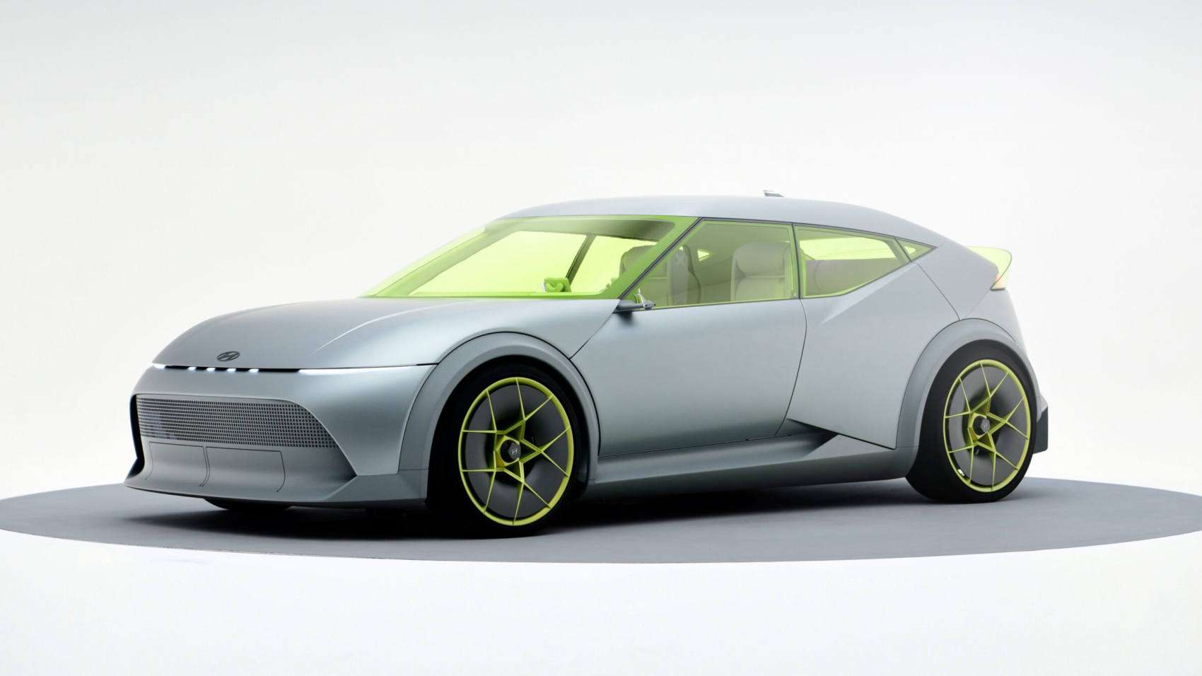 Der 4,28 Meter kurze und nur 1,47 Meter flache Hyundai Concept Three kommt vor allem aus der Sicht von schräg vorn ziemlich sportlich daher. Foto: Hyundai