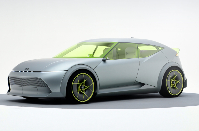 Der 4,28 Meter kurze und nur 1,47 Meter flache Hyundai Concept Three kommt vor allem aus der Sicht von schräg vorn ziemlich sportlich daher. Foto: Hyundai