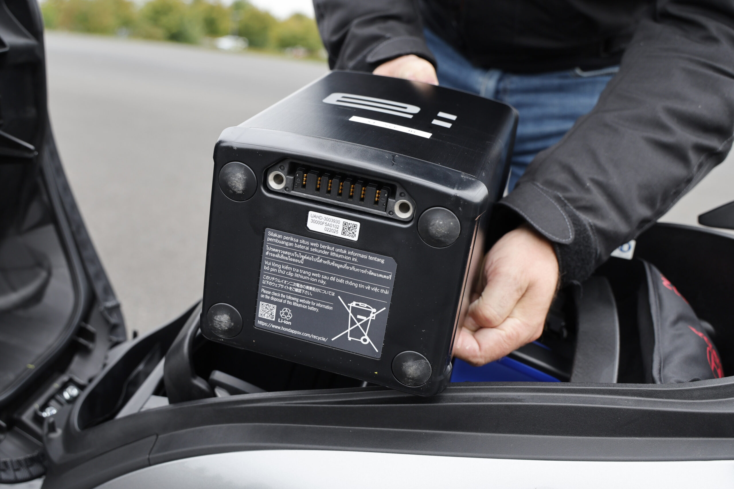 Praktischer Ausbau des Akkus. Die Kontakte sind im Batterieboden eingelassen. Fotos: Honda/Weigl