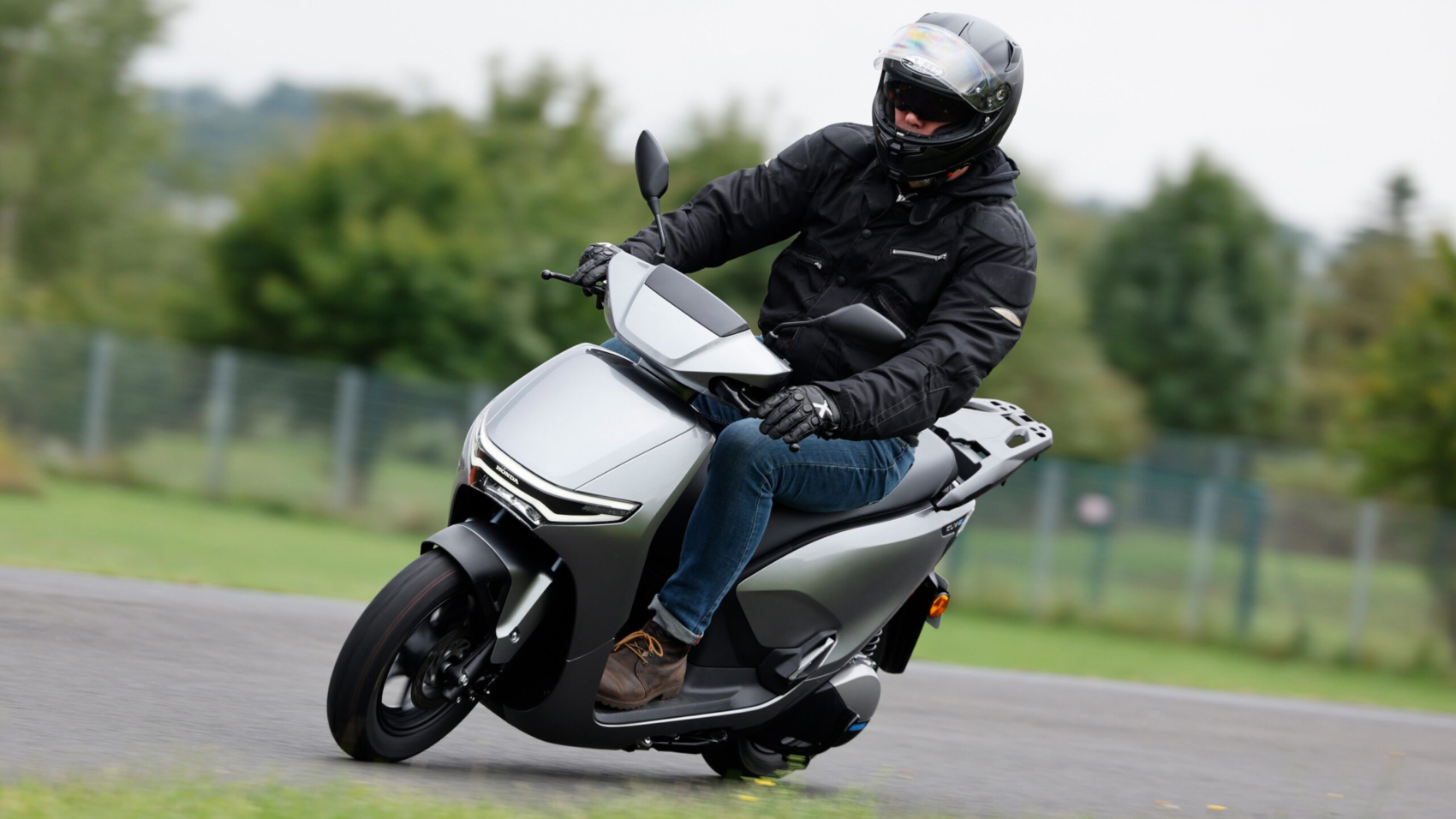 Gegen einen flotten Kurvenstrich hat der CUV e: nicht einzuwenden. Foto: Honda