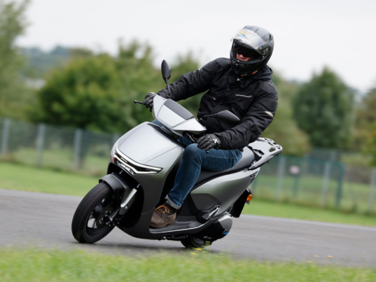 Gegen einen flotten Kurvenstrich hat der CUV e: nicht einzuwenden. Foto: Honda