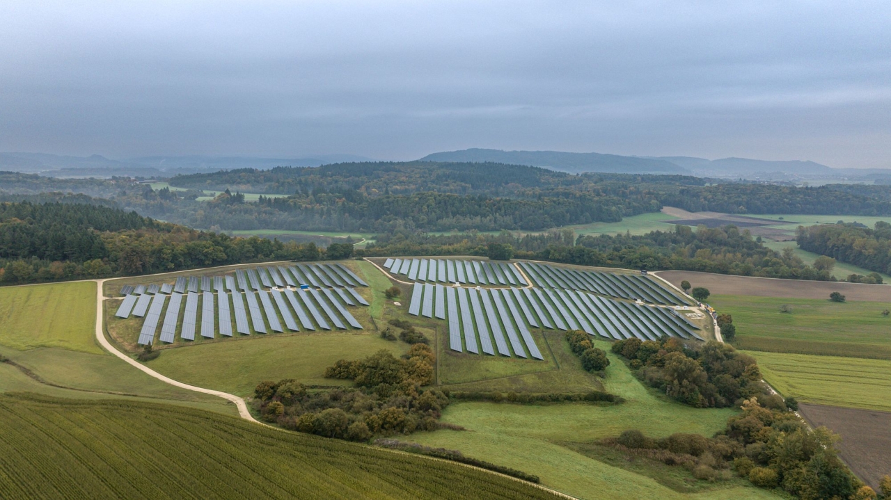 EnBW eröffnet Solarpark mit E-Auto-Akkus EnBW eröffnet Solarpark mit E-Auto-Akkus