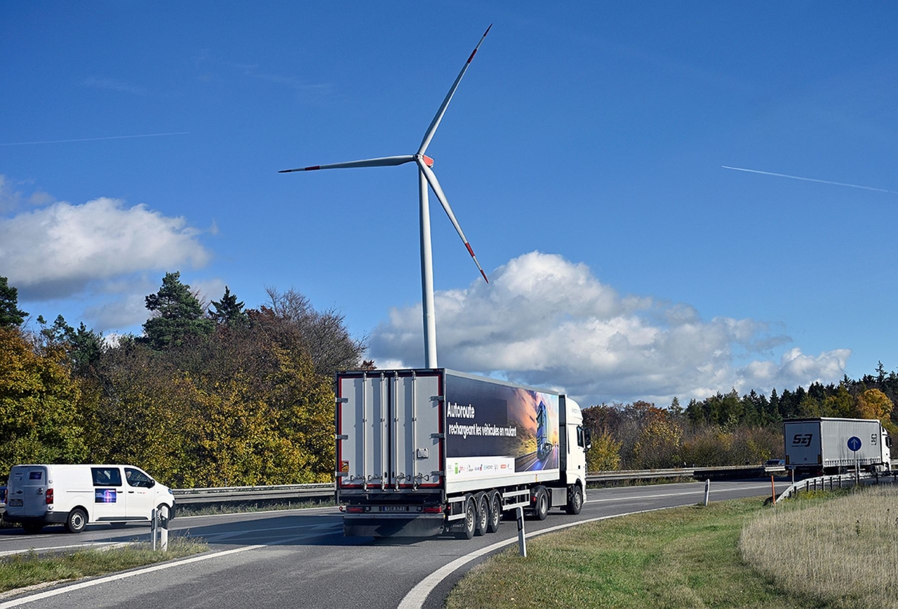 Teststrecke für induktives Laden auf der A6