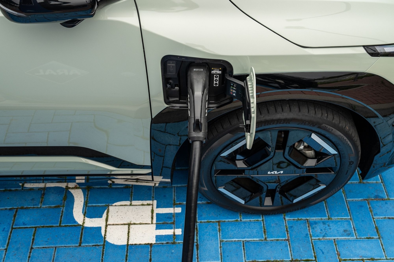 Preisnachteil von E-Autos schwindet weiter