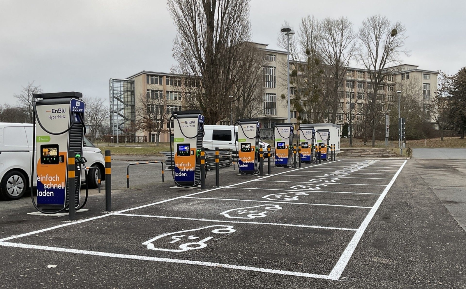 Zwölf neue HPC-Ladepunkte am Flughafen Dresden