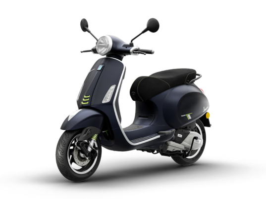 Vespa modernisiert seine Small-Body-Klassiker Primavera und Sprint S behutsam.