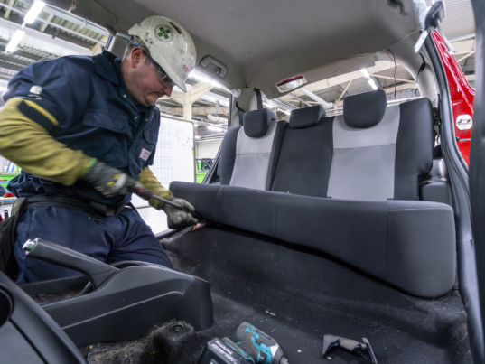 In der Circular Factory folgt die Demontage einem klar strukturierten Prozess. Foto: Toyota