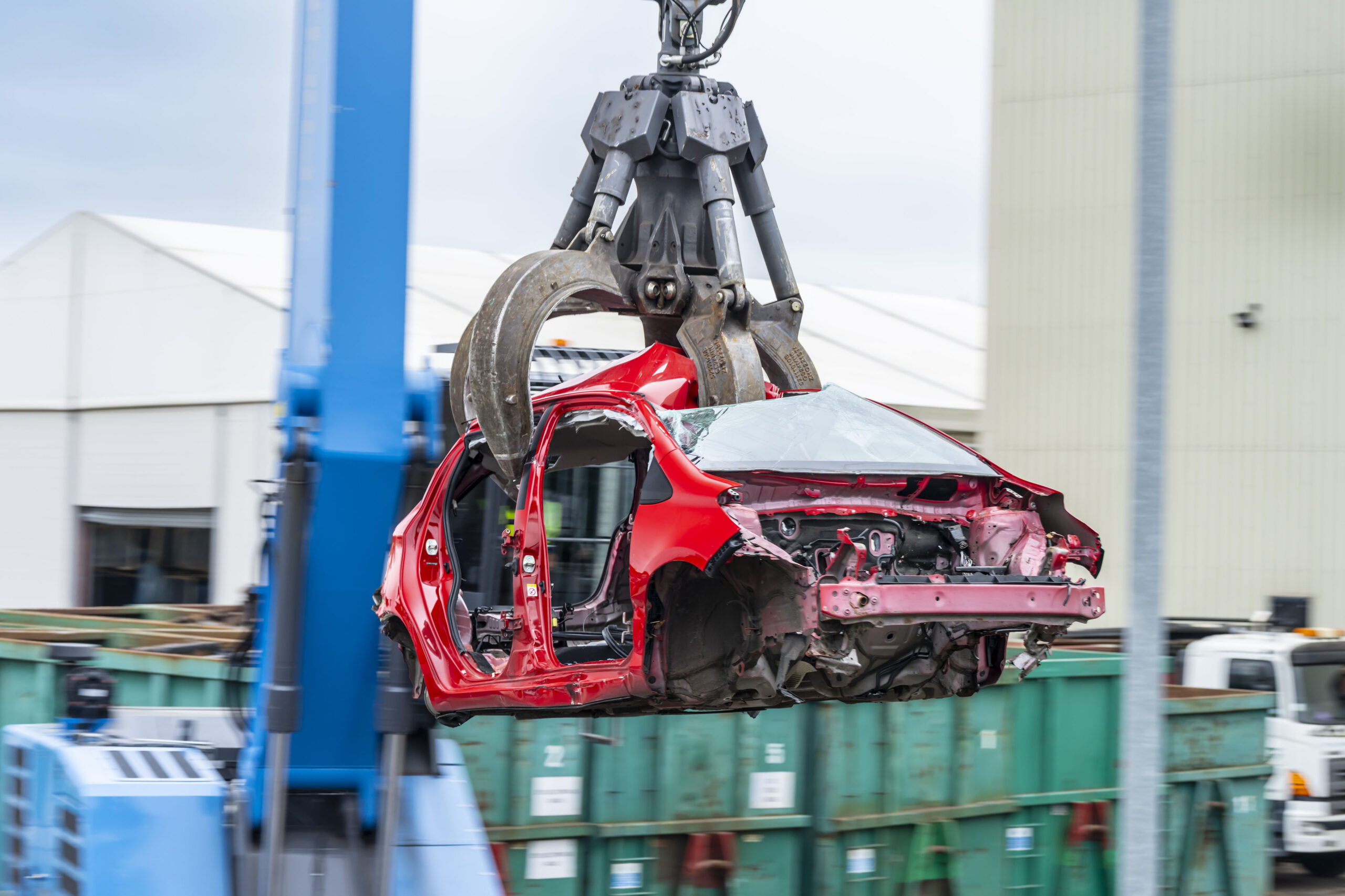 Die Toyota Circular Factory zerlegt Altfahrzeuge, gewinnt Rohstoffe zurück und schickt Komponenten wieder in die Wertschöpfungskette. 