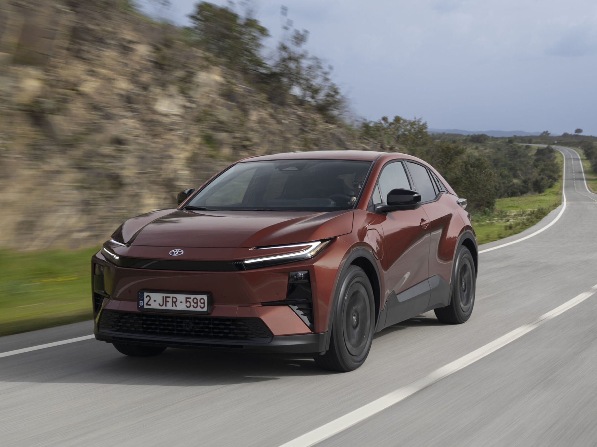 Toyota hat ein weiteres E-Auto im Programm: den rein elektrischen C-HR+. Alle Fotos: Toyota