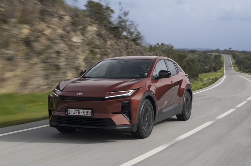 Toyota hat ein weiteres E-Auto im Programm: den rein elektrischen C-HR+. Alle Fotos: Toyota