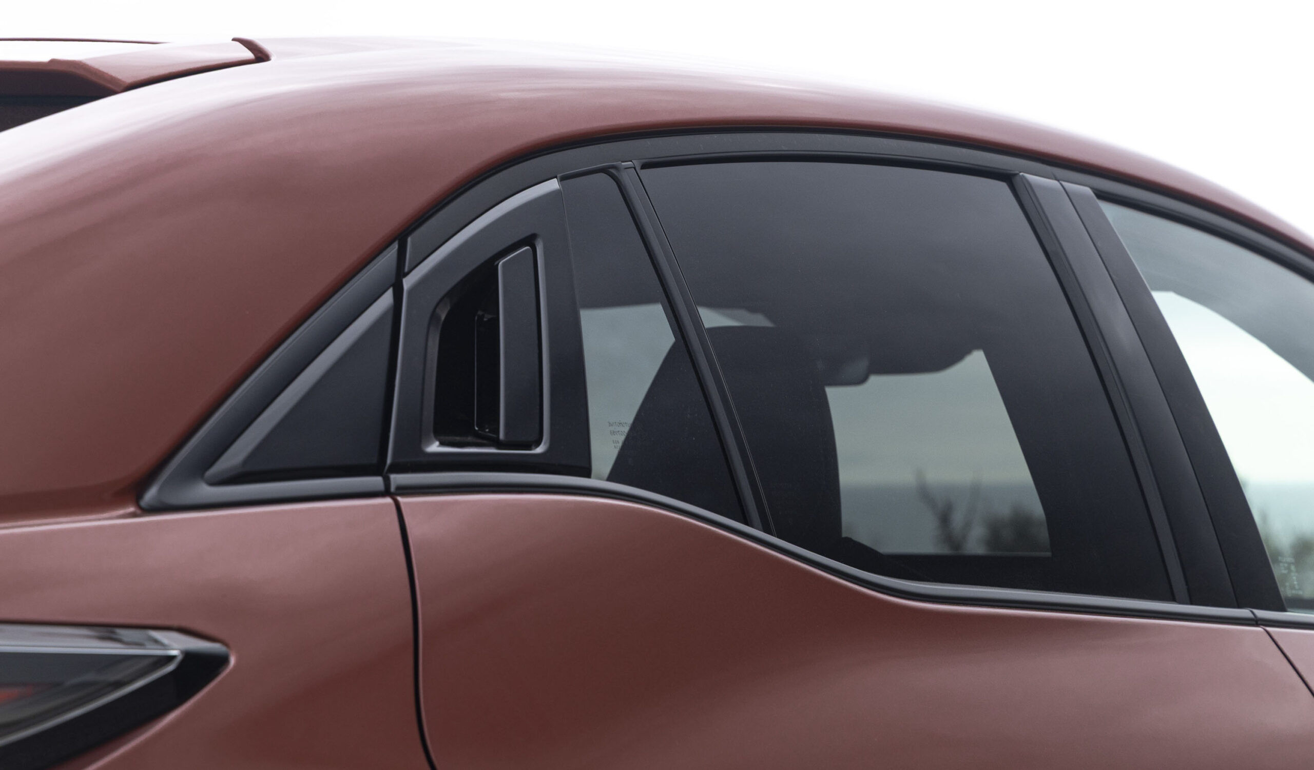 Prägnantes Detail: Der Knick in der Schulter.