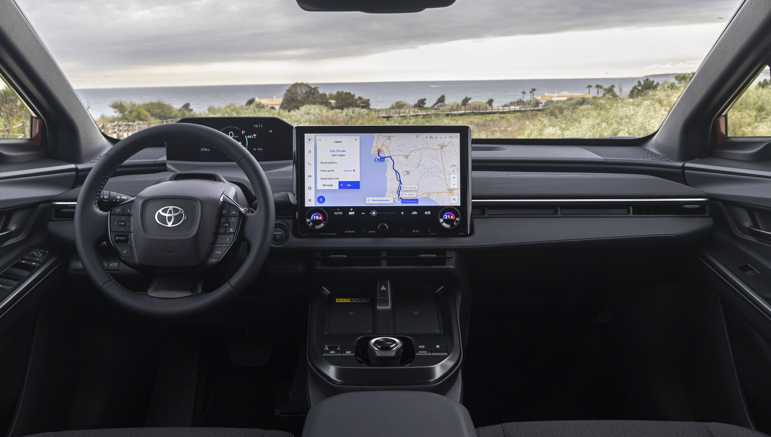 Im Interieur setzt Toyota eher auf Mainstream als auf Extravaganz, bietet ein klares und aufgeräumtes Cockpit-Layout.
